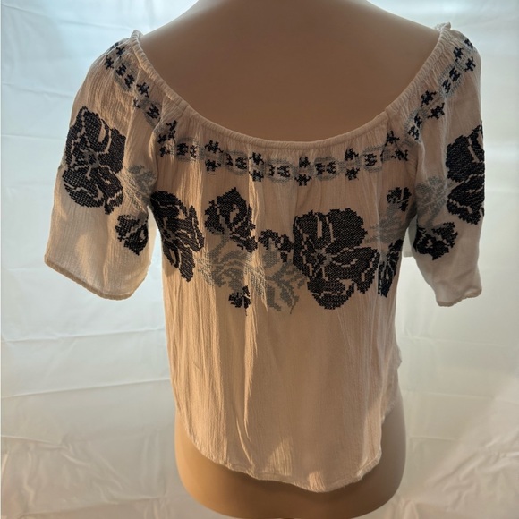 Embroidered Floral Blouse - Picture 2 of 5